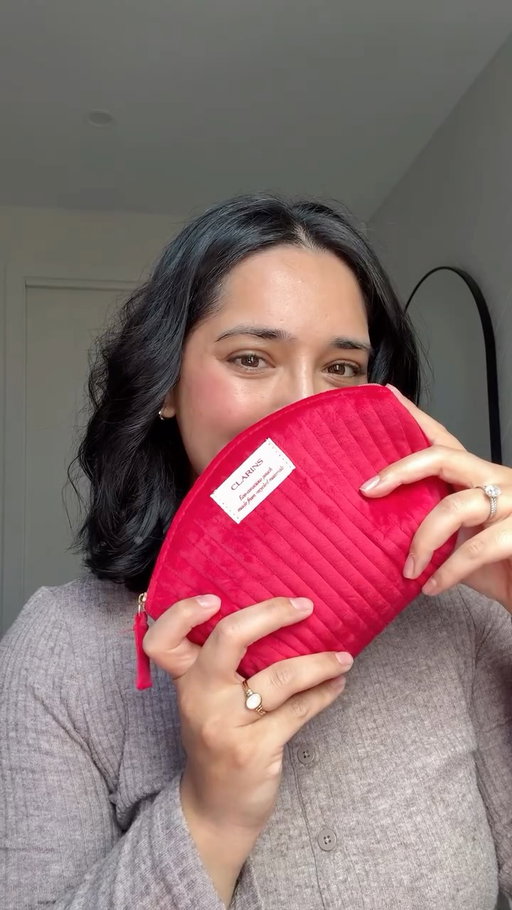Get 20% off* site wide with @clarinsanz 💖 #brandedcontent 

Don’t forget to use my code CL-SAL to unlock this exclusive 4 Piece Clarins Gift when you buy any two products online.  This offer is also stackable with with other deals on the site, so more goodies for you!

My Faves have to be Double Serum, Double Eye Serum and Comfort Lip Balms which I will defo be topping up with this sale 👏🏼 Im wearing the shade Pitaya in the Balm 

*Excludes Precious Collection and Sale Items. Sale ends 1st Dec 2025

#clarins #blackfriday #giftidea #freegift #free #beauty #melbournebeauty #makeup #ausbeautybabes #ausbeauty