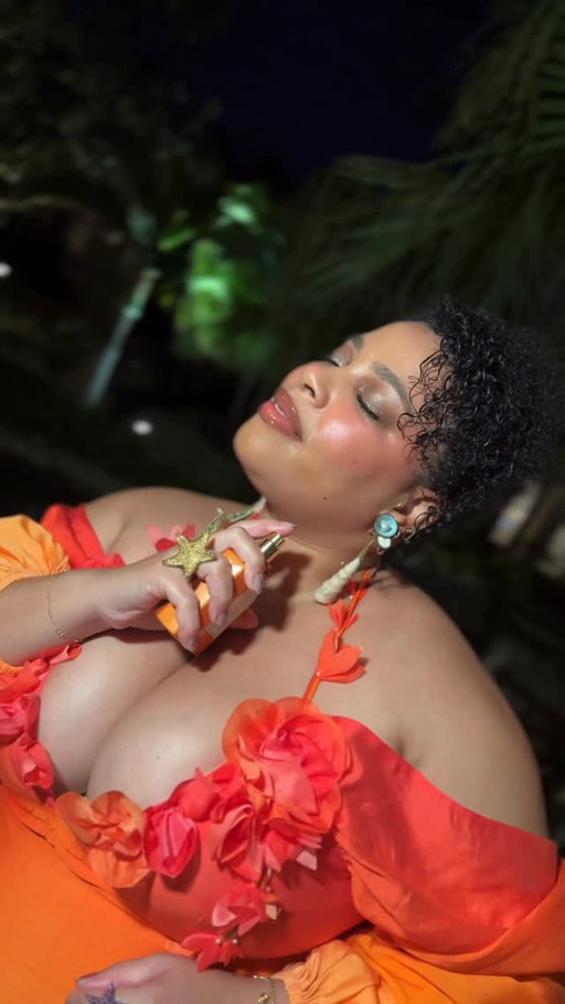 I’m dressing for the night the way the Bahamian sunset dresses the sky, fiery, sculpted, and unforgettable. My @KarenMillen dress moves with the night breeze like molten gold, catching every shift of golden-hour light. And to seal the moment, I reach for @thegateparis  Golden Hour ✨ its sun-kissed blend of mango, exotic fruits, creamy coconut, peony, jasmine, sandalwood, cedarwood, amber, vanilla and white musk, crafted by perfumer Özge Erdoğmuş Altınel. 
A fragrance that feels like the last luminous breath of daylight, warm, radiant, and impossible to ignore.

Perfumer @ozge.altinell 

#myKM #karenmillen #bobbibrown #clinique #hudabeauty #hudabeautypalette #esteelauder #merit #chantecaille #nichefragrance #luxuryfragrance #hourglass #morphebrushes #valentinobeauty #loccitane #loréal #loreal #bahamas🇧🇸 #bahamas
