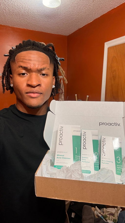“New routine, same grind.” Shout To @proactiv for getting me right! ✨
•
•
•
•
Proactiv
•
•
•
•
#ProactivPartner #SkincareRoutine #ClearSkinJourney
#AcneCare
#SkincareForMen #MensSkincare #GlowUpSeason #HealthySkin #skincarecommunity
#ad