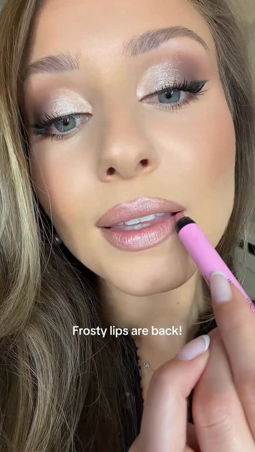 Frosty and glittery is a great combo! 🥰 @maccosmetics