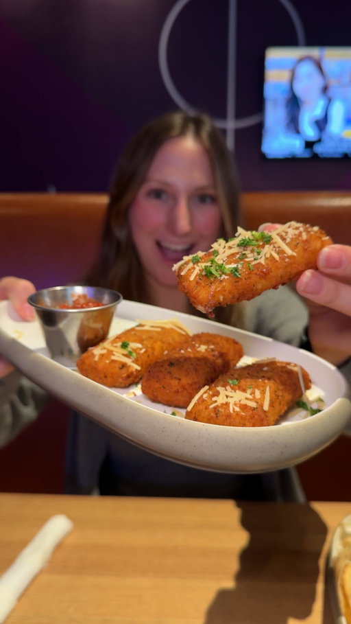 Brand new menu @daveandbusters with nearly 100 new items!! 🧀🍔 Check out your nearest location!! #DaveAndBustersPartner #DaveAndBusters #DnBNewMenu #ad #fooodforfooodies