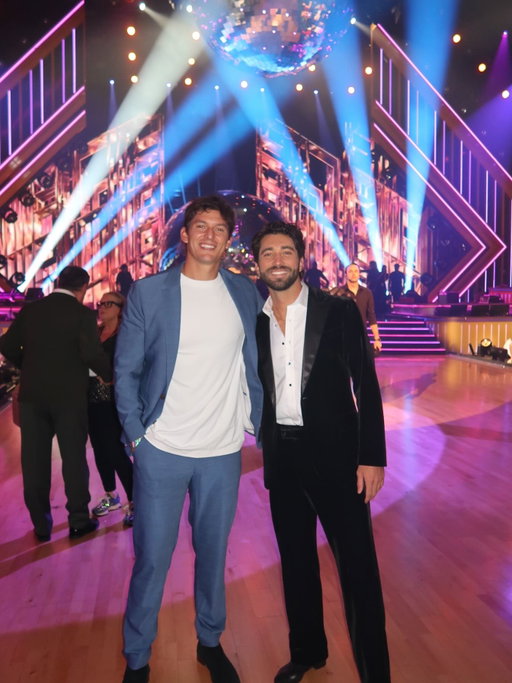Me with absolutely zero ballroom dance experience whatsoever.. “they didn’t point their toe”

Congrats to the new @dancingwiththestars champ!  @robertirwinphotography 🪩