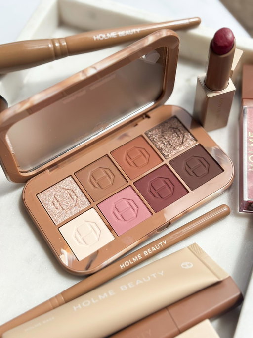 New in from Holme Beauty @holmebeauty — and she is stunning. This is The One, by Hilary eyeshadow palette and I’m already obsessed. The colour story is warm, wearable and so flattering, and the textures… creamy mattes + those sparkly metallics that catch the light beautifully.

I took some swatches in natural light (slides 5 and 6- sun and shade) so you can see just how smooth and pigmented these shades are — no filters, just sunshine and this gorgeous formula. 🌞✨

Holme Beauty have their Black Friday sale on right now (30% off!), so if you’ve been wanting to try the brand (or add this to your collection), now is literally the perfect time. 🛍️🤎

I’d also highly recommend trying the primers, the setting spray and the stay glaze lippies! 

Which shade jumps out at you first?
•
Purchased by me

#missnellebelle #holmebeauty #australianbeauty #ausmakeup #makeupflatlay