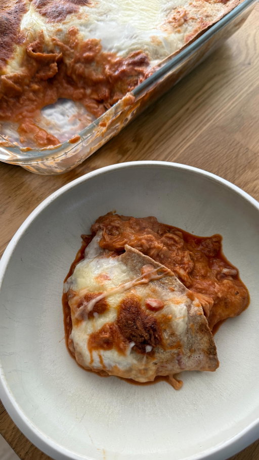 Lasanha mexicana de atum - Guarda já! 😇

Ingredientes:
 2 c. sopa do meu refogado pronto (1 cebola + 5 dentes de alho + 150 ml azeite, tudo triturado)
6 latas de atum ao natural (em água)
500 g de polpa de tomate
6 wraps integrais (vais usar 2 por camada)
200 ml de natas de soja (para substituir o molho Béchamel)
Queijo ralado de leite q.b.

Processo:
Começa por colocar duas colheres de sopa do refogado pronto numa frigideira. Deixa aquecer um pouco e junta o atum escorrido.
Adiciona a polpa de tomate, envolve bem e deixa a refogar cerca de 5 minutos.
Depois começa a montar a “lasanha” numa travessa:
Coloca 2 wraps integrais no fundo, espalha metade do preparado de atum por cima e finaliza com um pouco de queijo ralado.
Repete novamente com 2 wraps integrais, a outra metade do preparado e mais queijo ralado.
Termina com os últimos 2 wraps integrais, rega com as natas de soja e finaliza com mais queijo ralado.

Leva ao forno pré-aquecido, em modo grill, durante 10 minutos a 180°C.

Fica deliciosa e não podia ser mais prática 😇
