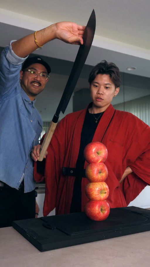 Cut the 4 apples with the sharp knife🔪✨

@michaeltchao 
#knife #sharpening #sharpener #asmr