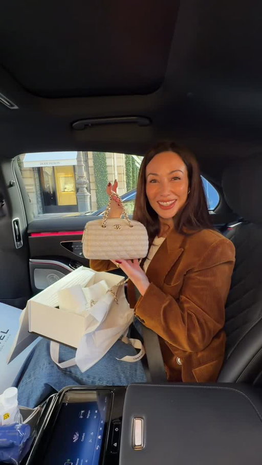 Let’s do a quick @chanelofficial unboxing on the way to Gare du Nord!