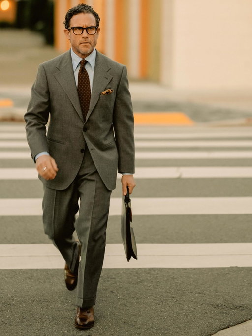 Another grey suit, this one from @spiermackay MTM in @dugdalebrosandco 14oz mottled twill. Neither too heavy nor too light, too city nor too country. Pants have a rarely seen Hollywood waist with drop belt loops. Accessorised with:
@doihokosho twill shirt
@brooksbrothers vintage wool challis tie
@roberttalbott.official madder silk square
@saintcrispins austerity brogues
