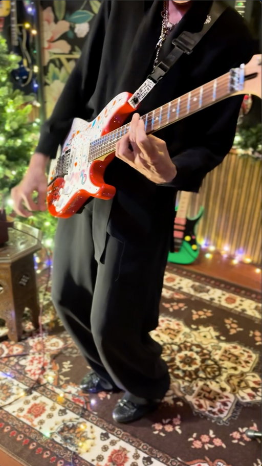 Merry Mini Spark Holidays 2025
The Spark MINI Vai is $50 off this week only - The gift that keeps on screaming!

Happy Holidays to all.

The guitar tone was produced by plugging the line out of the Spark MINI Vai directly into a console. There’s no additional eq or sweetening to the tone. Pure Spark MINI Vai!

Produced by Steve Vai
Shot by General Doug MacArthur