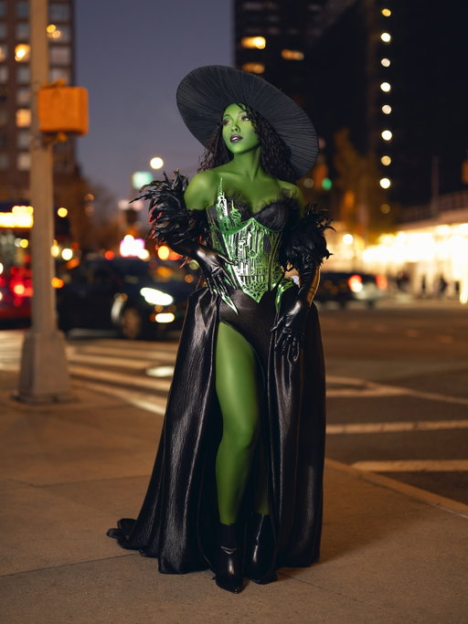 Tfw it’s insanely cold outside, your whole legs and shoulders are out, you have no coat, and you’re running late so you only have like 10 minutes to grab some good pictures of a look that took you 4 hours to do. 🤣🤣🤣 

Thank you @islandboiphotography for putting up with me 😬

Dress by me and @hauzzavier 

#wicked #wickedforgood #elphaba