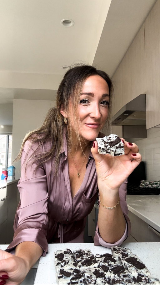 5 Ingredient Oreo Fudge 🎄🎅🏻

This will make your taste buds throw a party 🎉 make your heart do a little dance 💃🏻 and your self control wave a white flag 🏳️

It’s so delicious, SO simple, and so full of oreo goodness. 

Comment “recipe” and I’ll send the full recipe straight to your DMs! Or can search full recipe at https://basicswithbails.com/course/dessert/easy-oreo-fudge/

#oreofudge #oreodessert #holidaydesserts #christmasdesserts #christmastreats #easydessertrecipes #christmasrecipes