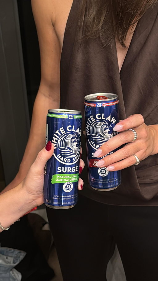 #ad whether it’s the getting ready bevvy or for girls’ night out @WhiteClawCanada’s Surge has you covered  💋🌃💅🏼  7% alc./vol., 1 g of sugar per can, available across Canada! #19+ Please Drink Responsibly