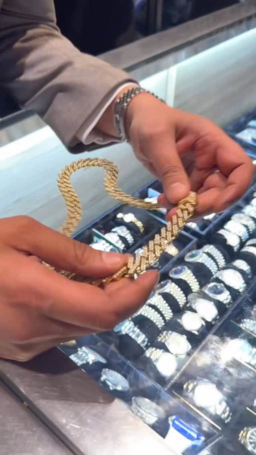 Flipping an iced out chain on the block 💸

#watchaddict #luxury #jewelry #goldchain