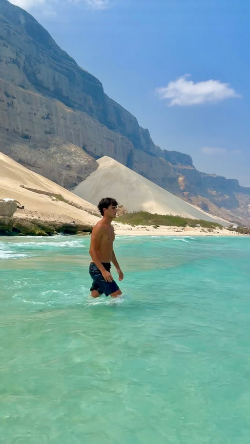 la isla de Socotra en Yemen es de los lugares más únicos de la tierra 🪾 el 30% de sus plantas solo existen en ese lugar y tiene arboles de más de 900 años