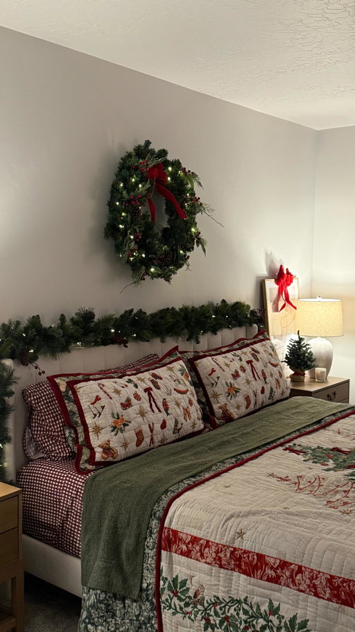 That’s better🎄✨ #ad How long have you had your mattress? 👀 We finally upgraded to the @Serta iSeries NXG and got another @serta mattress after seven years and I swear my body is thanking me every single morning #SertaPartner