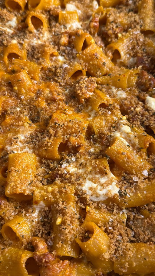 A Fall inspired pasta al forno with…Pumpkin, Brown Butter, & Sage Pasta al Forno 🧡

This is the perfect dish to bring to any family or friend gathering!! It is easy to batch, make ahead, and is always a fan favorite. 

Comment “PASTA” or “RECIPE” to get the full recipe sent directly to you and also to learn more about all the amazing deals in the Hexclad black friday sale!!! 

#holidayhosting #pastaalforno #hexclad 

https://alessandraciuffo.com/fall-pasta-al-forno-pumpkin-leeks-sausage-sage/