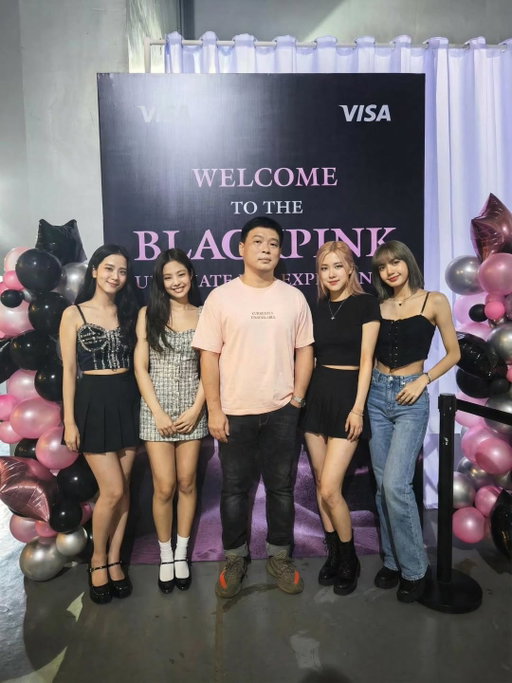 Very thankful to be able to attend the @blackpinkofficial Deadline World Tour Philippine Day 1. 

Super lucky to be able to snap a photo with Rosē, Lisa, Jennie and Jisoo! 

Thank you @mayaiseverything and @visa for this once in a lifetime experience. 

Watch the full 4k concert i captured using Xiaomi 15 Ultra here: https://youtu.be/T9LIf_ybyo8

#gadgetsidekick #blackpink_deadline #blackpink #maya #visa
