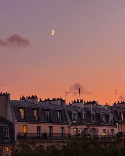 Beautiful things in this beautiful month 💗
•
•
Paris Parisian paris je t’aime moon sky sunset