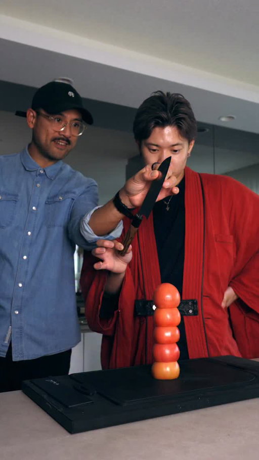 Cut the 6 tomatoes with the sharp knife🔪✨

@michaeltchao 
#knife #sharpening #sharpener #asmr