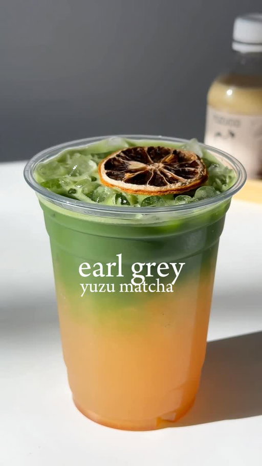 🍋🍵 earl grey yuzu matcha using @theyuzuco 100% yuzu juice ✨

— 1tbsp earl grey syrup (recipe in ‘syrup’ story highlight)
— 1tbsp @theyuzuco yuzu juice 
— sparkling water
— 2tsp matcha + 50ml of 175F water

#homecafe #matcharecipes #matchalover #aestheticdrinks #matcha #yuzu #earlgrey