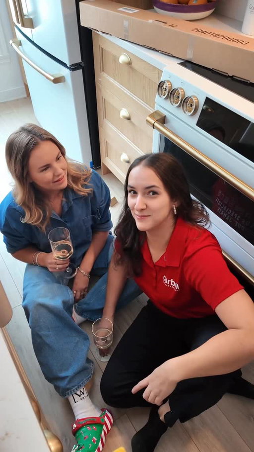 ✨ Enfin le dévoilement officiel (et final!) des rénos de la cuisine ✨

Je suis encore une fois tellement reconnaissante, chanceuse et heureuse d’avoir pu collaborer avec @corbeil.electro pour mes électros. C’est vraiment la touche finale qui change tout, tout, tout.

Je suis en amour : du magasinage en boutique, aux conseils reçus, jusqu’à la livraison et l’installation à la maison… je ne regrette absolument pas mon choix. 🤍✨

Petit conseil pour les partys qui s’en viennent : selfie dans le frigo. Fais-moi confiance… et redonne-moi des nouvelles 😅📸

Ils ont complètement perdu la tête avec le rabais du Black Friday… à un point où je me demande si j’ai pas un autre électro à changer juste pour profiter des deals 👀🖤

Vous aimes le résultat:)?