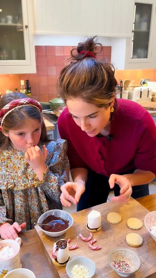 Making festive ‘Hot Chocolate Cups’ with my mini-me 🎄 

A fun, quick and easy non-bake recipe to make with the kiddies. As you can see, they’re perfect for little hands 😂 🙌  Although, the jury’s still out as to whether they’re better than the real thing…🤣 🍫
