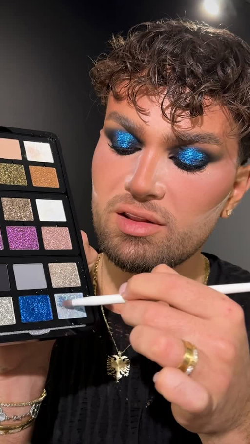 2016 CALLED… AND THEY WANT THEIR SMOKEY EYE BACK!!!

I’m so glad we’re all on board to bring back full glam lol

@makeupbymario master mattes cream shadow 
@makeupbymario master mattes neutral eyeshadow 
@danessa_myricks light works pallet 
@lorealparis carbon black mascara 
@maccosmetics griege lip liner 
@maccosmeticscanada dazzle lip crayon 
@sephoracollection plumping lip gloss 
@charlottetilbury setting spray
@onesize on till dawn setting spray 

#makeup #makeupartist #beauty #beautyhacks #makeuptutorial #smokeyeye