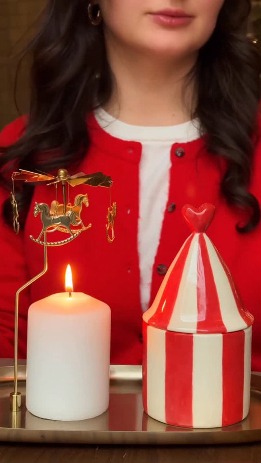 Ласкаво просимо у Різдвяну країну Див 🎠

Де між солодких хмаринок літають пегаси, чіпляючи крилами золотисті зірки, які падають щоночі, здійснюючи най-найзаповітніші бажання 🌟

Як от — повернутись в безпечні спогади та опинитись на різдвяній ярмарці, де солодкий аромат лоскоче носа. 

Тож, скоріше підіймайте смугастий купол та занурюйтесь в різдвяні дива з вау-коктейлем Диво-Карусель (275₴). Наповненим попкорном, медом, безтурботністю та корицею 🍿

І нехай карусель віднесе туди, де обіймає любов.

Готові відкривати наступне вікно зі святковими дивами? 🪄