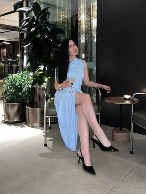 It’s amazing how the right people elevate you, connect you and guide you towards rooms you didn’t even know existed. Networks matter. Energy matters. Opportunity grows where you’re supported

Dress @benni.au