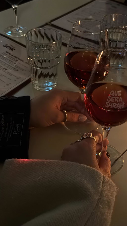 Just discovered @queserasyrah_dix30, a wine bar with oysters and cocktails that are absolutely delicious 🍷🦪