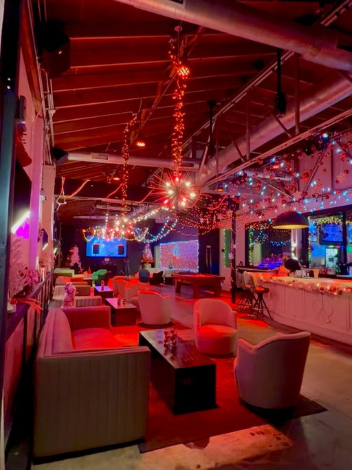 🎄Who’s ready for holiday pop-ups? Now that Thanksgiving is in the books, I wanted to share this super cute holiday pop-up at @queenparksocial 
Delicious drinks and adorable decorations set you up for a fun and festive night of arcades, bowling and billiards. Stop in and get your jingle on!

#queenparksocial #holidaypopup #holidaycocktails #jinglebells #spikedhotchocolate #festive #charlotte #southendcharlotte #charlottenc #charlit #getyourjingleon #decorations