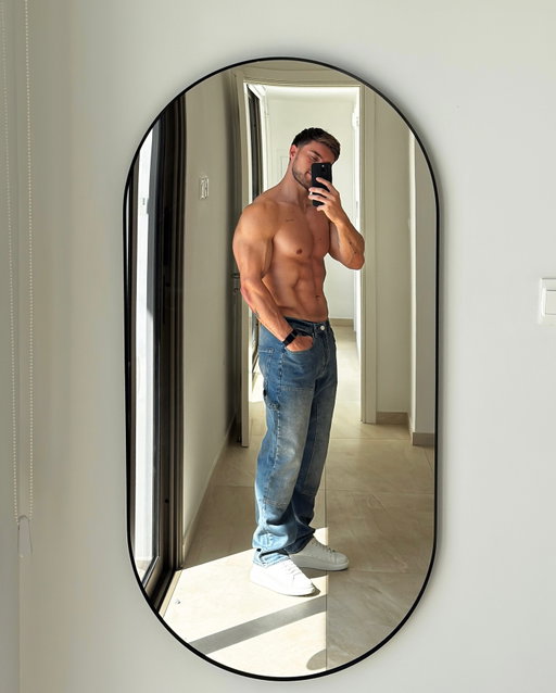 Choose your favorite outfit 🤝 | @legendlondonco BF-sale is still live with up to 70% off everything

I’m wearing their carpenter jeans in size 32