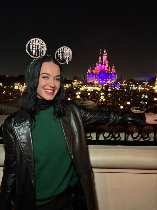 How I spent my Thanksgiving on The Lifetimes Tour ❤️ Thank you @shanghaidisneyresort for making us feel so at home 🦃