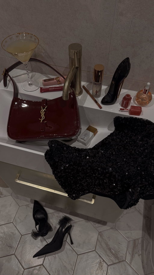 PRIMARK PARTY OUTFITS ✨🎄Absolutely no notes. Who said you can’t look good on a budget. Which outfit is your favourite?

1. Sequin micro shorts - £14
2. Sequin bow cardigan - £28
3. Sequin skirt - £14 & Mongolian faux fur jacket - £38
4. Burgundy satin dress - £10!!!!!!
5. Leopard print dress - £10!!!!!

Girls, I’d say a trip to @primark is definitely on the cards 👏🏻

#primark #newinprimark #partyoutfits