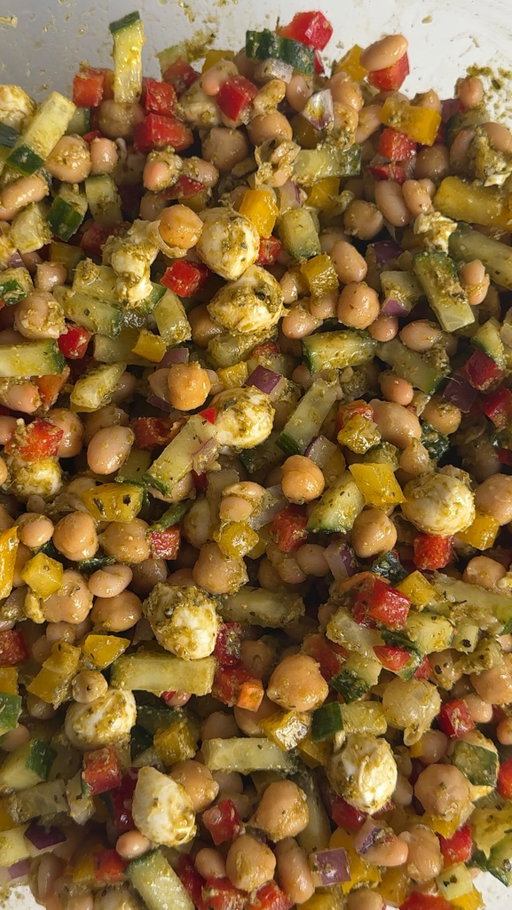 PESTO SCOOPABLE SALADDDDD !! My veggie chopper is on my Amazon storefront!

Ingredients 
1 cucumber 
1 red belle pepper 
1 orange bell pepper 
1/2 a red onion
1 can chickpeas 
1 can navy beans
Mozzarella cheese balls 
Any pesto you want I get mine from @wholefoods 
Drizzle of red wine vinegar 
Salt, garlic powder, basil to taste 

#healthyrecipes #mealprep #easyrecipes