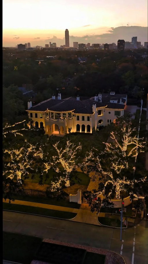The season’s officially here 🎄✨ Aerial views 🎥🔥of River Oaks Christmas Lights! #RiverOaks #HoustonTexas #ChristmasLights #HolidaySeason #HtownNight
