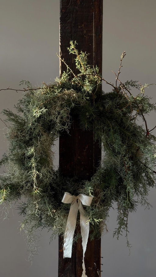 Tis the season 🌲
Limited pieces available: DM or email to reserve // discuss a custom commission

Hydrangea wreath (28”): $350, LA delivery included
Evergreen wreath (26”): $300, LA delivery included

Both dry beautifully and will last you for months ✨