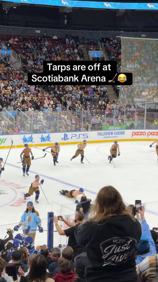 The Shoresy cast stopped at Scotiabank Arena for a showdown with Leafs alumni 🔥💯 

#shoresy #hockey #toronto #leafs