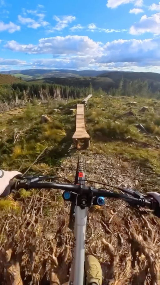 we call it: the anxiety coaster. 😮‍💨🤘

Watch @gee_atherton building one of the scariest lines ever using only forest wreckage. ‘Windfell‘ is out now on his YouTube 🔥

#freeride #mountainbike #mtb