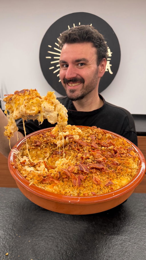 Creo sin lugar a dudas, que estos son los mejores Mac and Cheese que he preparado en mi vida.
Os comparto esta receta para que la Guardéis como ORO, pues una vez la probéis…ya no hay vuelta atrás!
INGREDIENTES:
1 barra de pan
200 gr mantequilla
1 cda orégano
1 cda albahaca
chorreton de aceite de oliva
14 Dientes de ajo
chorrazo de vinagre vino blanco
sal
50 gr de harina, 
50 gr de mantequilla
1 litro de leche
queso cheddar
queso emental
queso gouda
500 gr de tiburones
Panceta
Cuando la probéis me decís!

#macandcheese #macarronesconqueso #cocinadelpirata #acciondegracias #receta