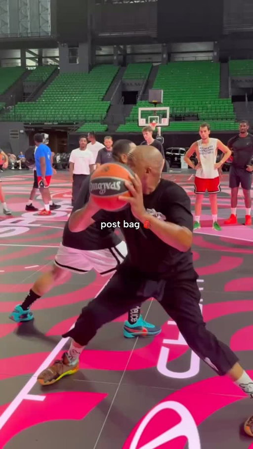 Straight post bag work with the Handy Man himself🎒
How many different finishes can you count?
#basketballtraining #basketballcoach #nbabasketball