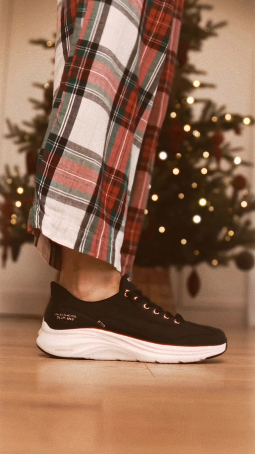 #hirdetés | Nincs fűző, nincs hajolgatás! Csak bújj bele, és indulj! A Skechers Hands-Free Slip-ins in the Cozy Fit Style puha, steppelt anyagból készült,mely természetes illeszkedést nyújt. A SLIP-IN technológiának köszönhetően könnyedén, hajolgatás és a kezed használata nélkül bújhatsz bele a cipődbe. A No Tie Fit cipőfűző pedig sosem oldódik ki. 
Az ünnepek alatt mindig van tennivaló, valahová menni, valakivel találkozni. A Skechers Slip-ins segít lépést tartani mindezzel könnyedén és kényelmesen. Emellett tökéletes ajándék lehet a szeretteid számára! 
@skechers_hungary #SkechersPartner #SkechersHoliday @hellopr.hu