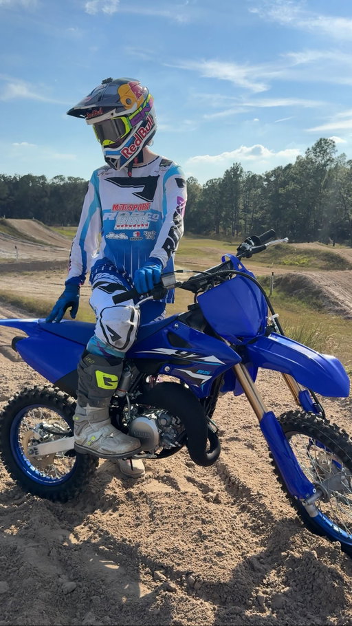 What has been the best looking year of the YZ85/YZ80? Been hearing all about @yamahamotorusa’s current YZ85 and had to give it a shred around @thefarmdadecity. Check out my previous video to see it in action 🔥 “Ride The Powerband” T-shirts are up on the @shop.carsonbrown910 website! @redbullmotorsports @redbull @motosportinc @rdrco.inc @bbrmotorsports @allballsracing_ #YZ85 #yamaha #2stroke