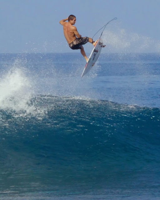 1 month of no surfing, had to get some teeth implants after 3 years of not having any on the left side of my mouth thanks to pipeline 😂 first day back feels so good, I love surfing!