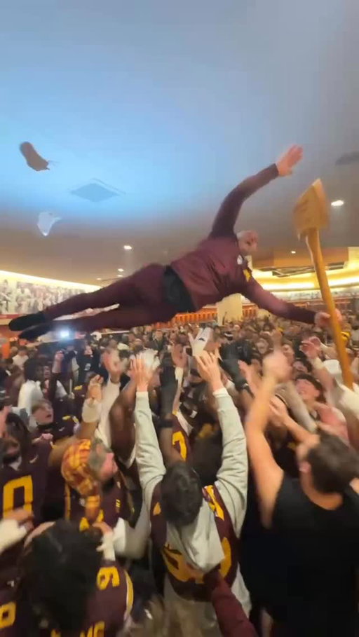 THE AXE WENT SURFING! 🪓🌊 #RTB #SkiUMah #Gophers