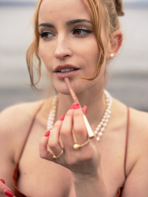 My sister @leahtsim launched her own makeup company this year named @ecoglo. They have all biodegradable and recyclable packaging and product and I’m so proud of her for turning this dream into reality! #eyeliner #lipliner #lipkit #shoplocal #la #seattle