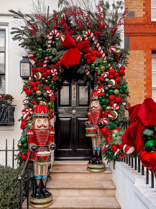 Happy Sunday!
 A couple of weeks ago @luke_through_my_lens and I went on a festive walk and he showed me this Chelsea townhouse with nutcrackers standing guard outside. 
Have you been on a festive walk yet?