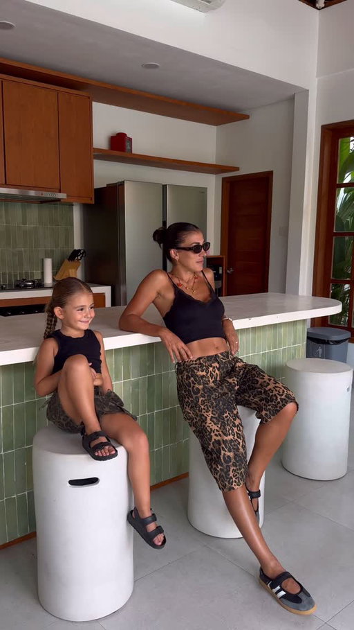 Mum 🤎 Born To Dance Leopard Jory set - Brown/combo 
Meylie 🤍 Mini Lily Printed Cargo Short - Leopard 

@novakids by @fashionnova les plus grandes offres de l’année 50% à 90% off

Collaboration commerciale