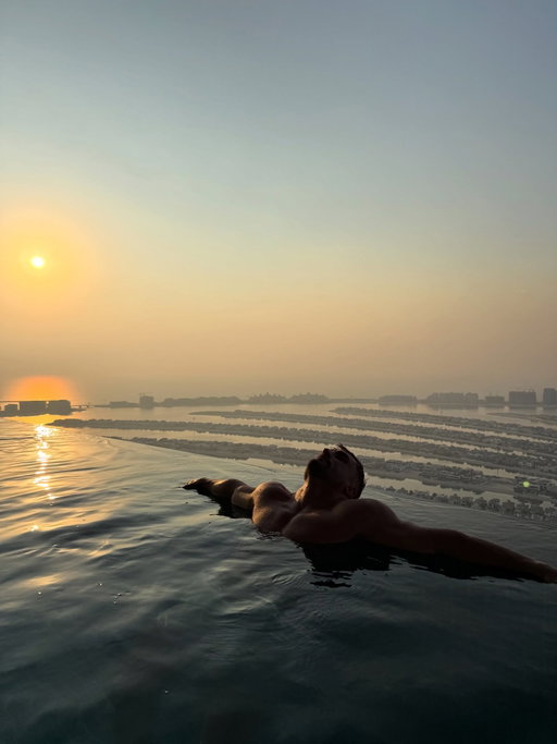 Nice way to end the weekend and our short trip to Dubai - not often we get to spend quality time together with our busy schedules and hectic family life. This has been well over due and makes you realise how important it is to make time for yourselves as a couple, as well as ‘Mum and Dad’ 👊🏼 turns out we do still love each other 😂