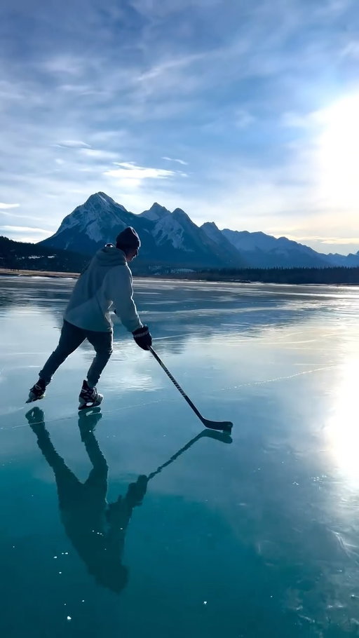 Yes this is real life. No this isn’t AI👽

•

•

•
#hockey #hockeyplayer #hockeyreel #odr #odrheaven #outdoorrink #banff #banffnationalpark #jasper #jaspernationalpark #wildice #explorealberta