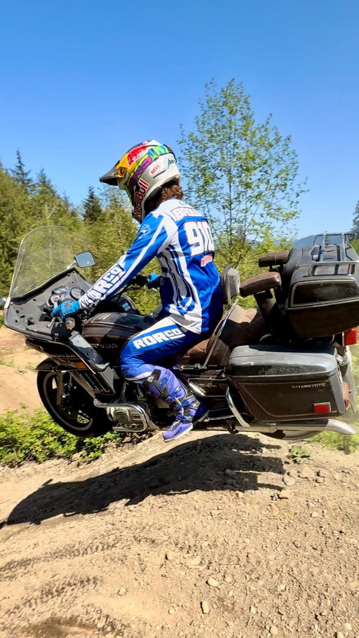 Just a reminder to live your dreams (or let the Goldwing live its dreams)✨😂 Fly baby flyyyyy 🦅 @redbullmotorsports @redbull @motosportinc @rdrco.inc @bbrmotorsports @allballsracing_ #honda #goldwing
